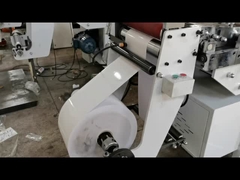 máquina que corta con tintas de la etiqueta