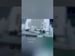 máquina que corta con tintas de la etiqueta