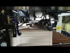 máquina que corta con tintas de la etiqueta