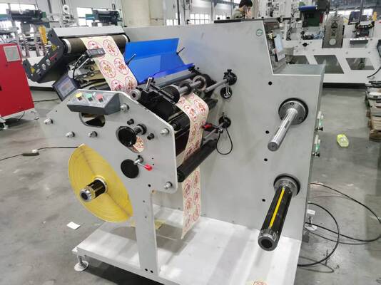 Machine à refendre les étiquettes avec servomoteur et système de contrôle PLC pour un contrôle précis de la tension et un comptage précis des mètres